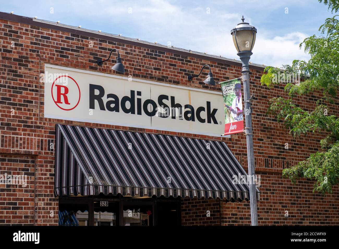 Ripon, WI - 25 luglio 2020: Un segno storefront di RadioShack un negozio elettronico Foto Stock