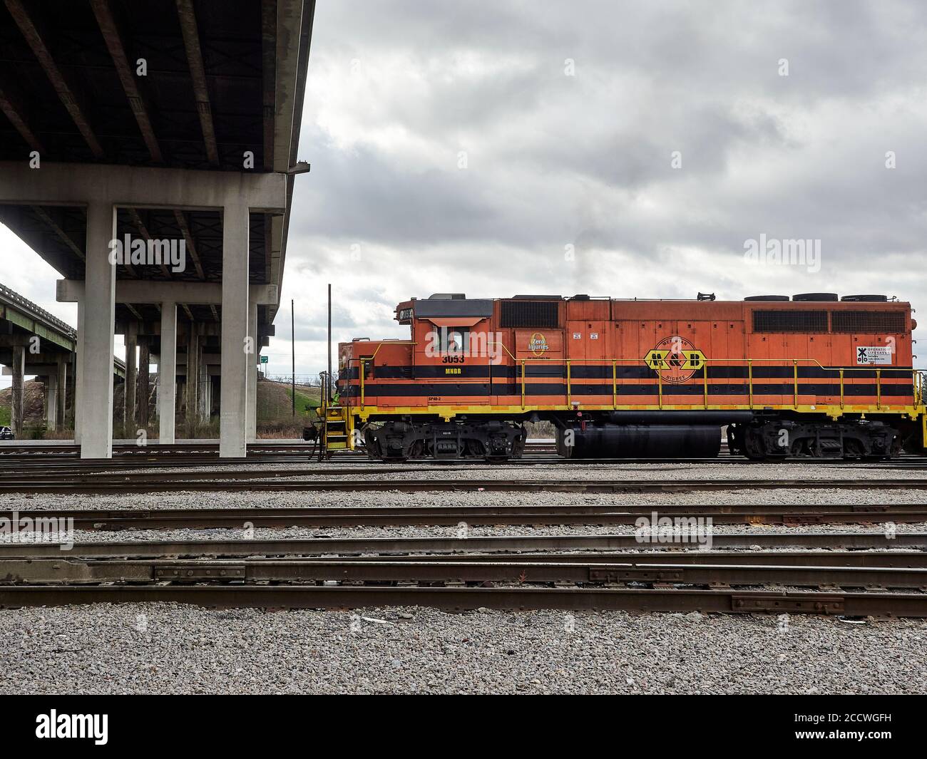 Meridian e Bigbee Railroad diesel locomotiva 3053, un EMD GP38-2, che traina il trasporto nel cantiere CSX a Montgomery Alabama, Stati Uniti. Foto Stock