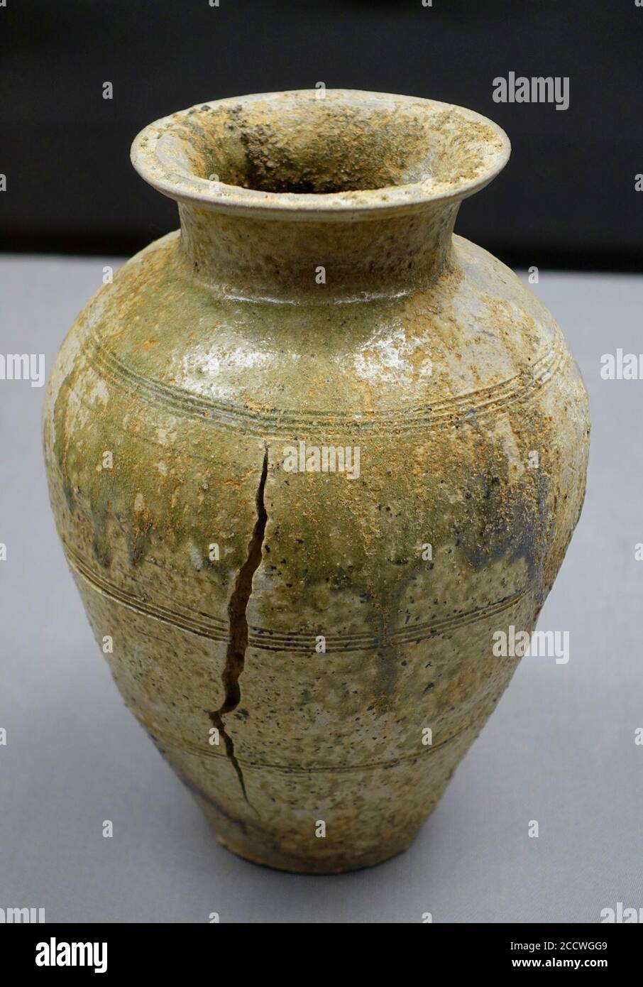 Vaso con design a tre linee, Tokoname, periodo Heian, 1100 d.C., ceramica Foto Stock