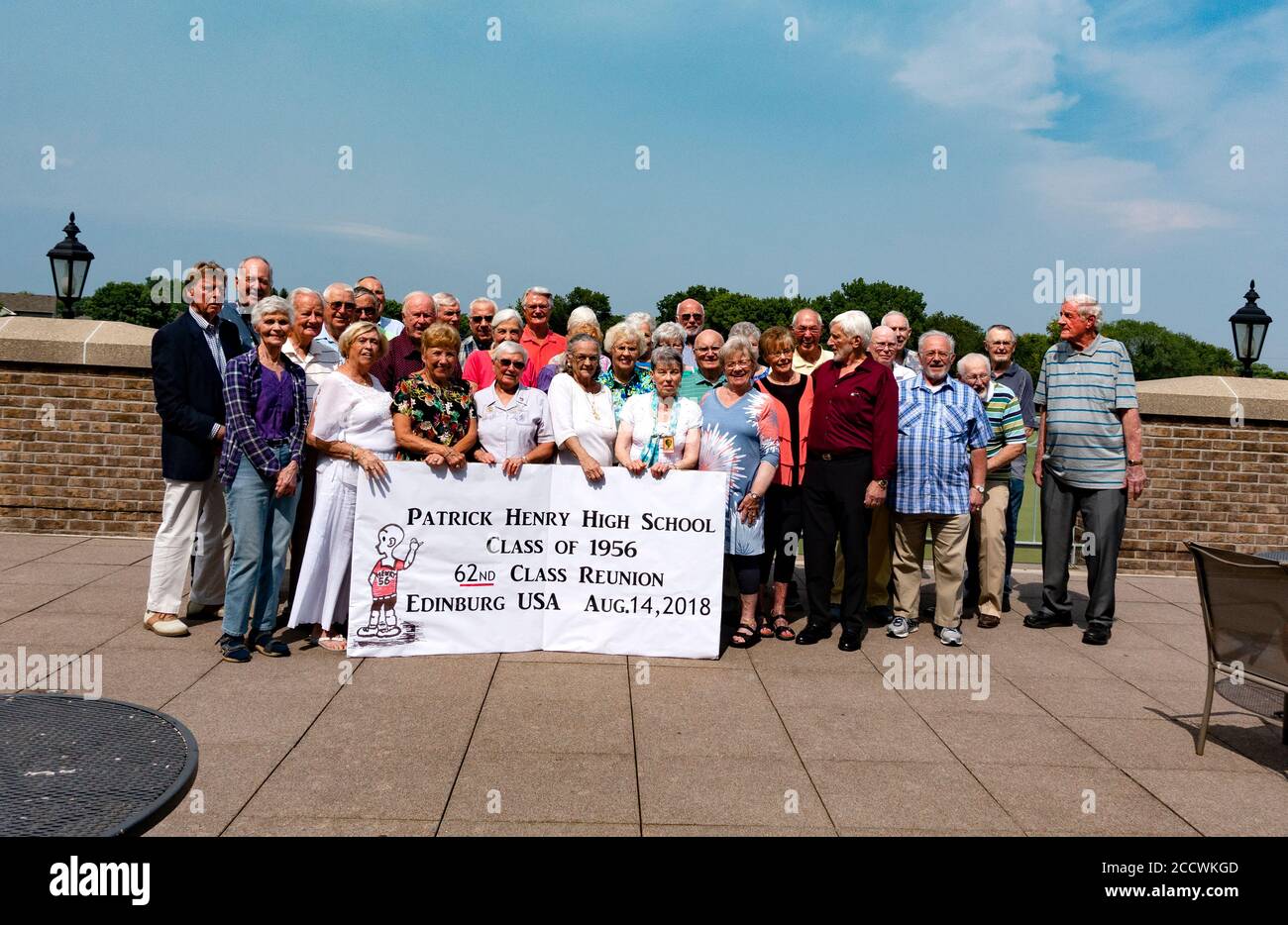 Ritratto dei compagni di classe della Patrick Henry High School del fotografo Steve Skjold alla loro 62a riunione. Minneapolis, Minnesota, Stati Uniti Foto Stock