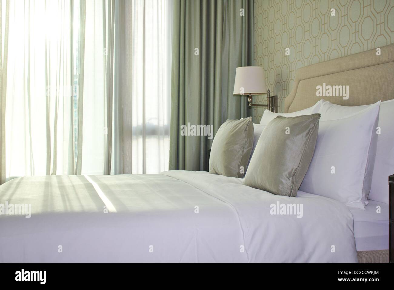 Un letto in camera d'hotel splendidamente preparato in stile orientale. Foto Stock