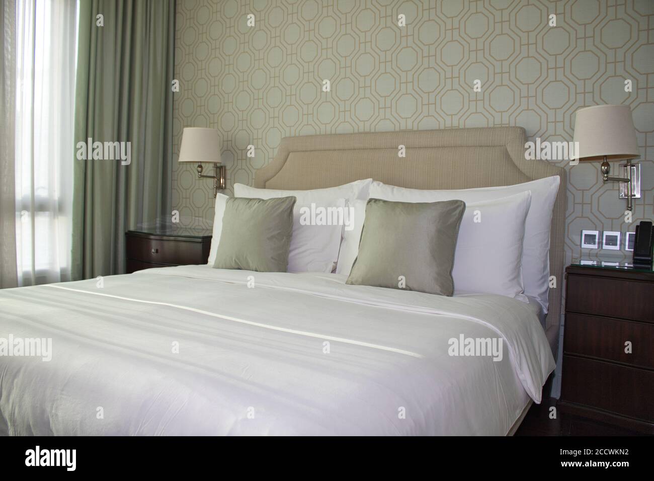 Un letto in camera d'hotel splendidamente preparato in stile orientale. Foto Stock