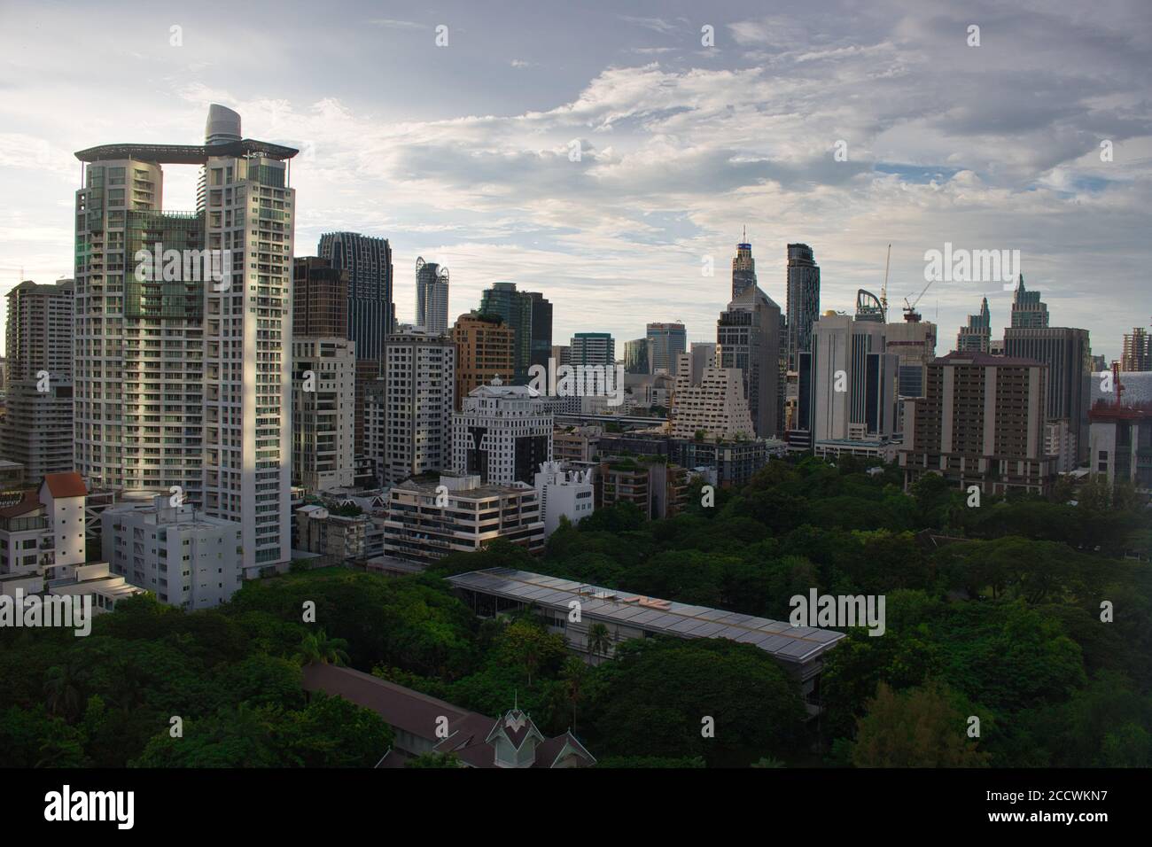 Lo splendido skyline di Bangkok, la capitale della Thailandia con tutti i suoi grattacieli di giorno! Foto Stock