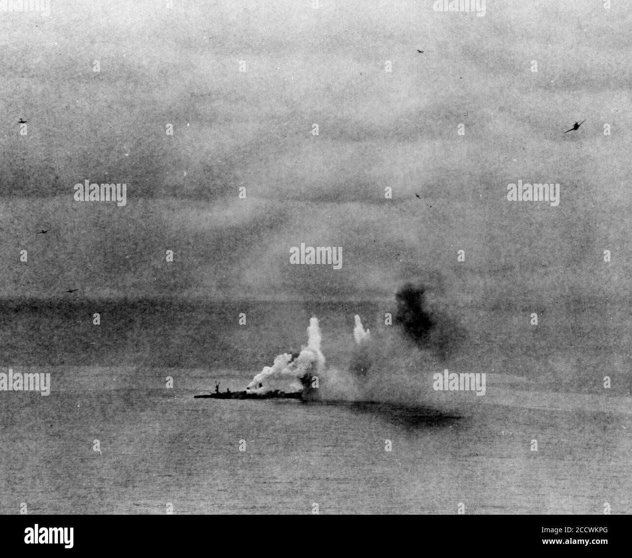 L'incrociatore leggero giapponese Yahagi sotto attacco aereo, 7 aprile 1945 Foto Stock