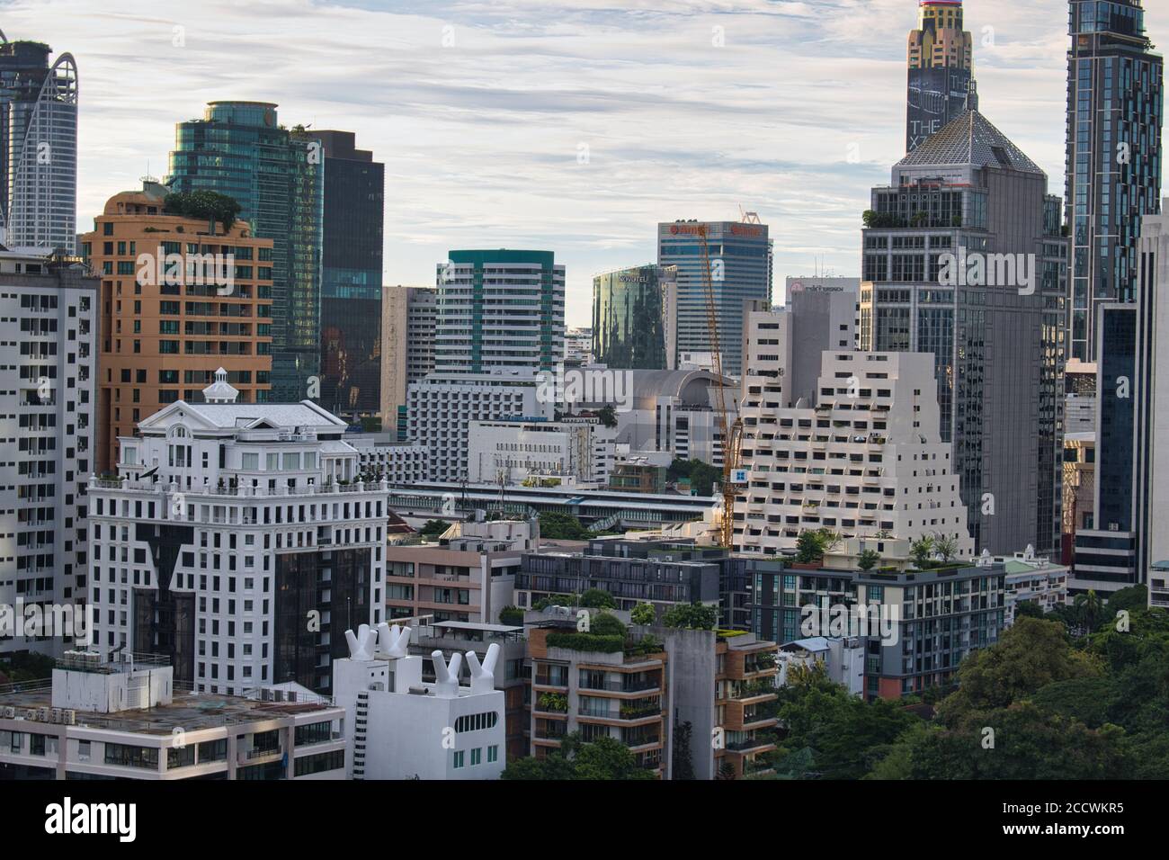 Lo splendido skyline di Bangkok, la capitale della Thailandia con tutti i suoi grattacieli di giorno! Foto Stock