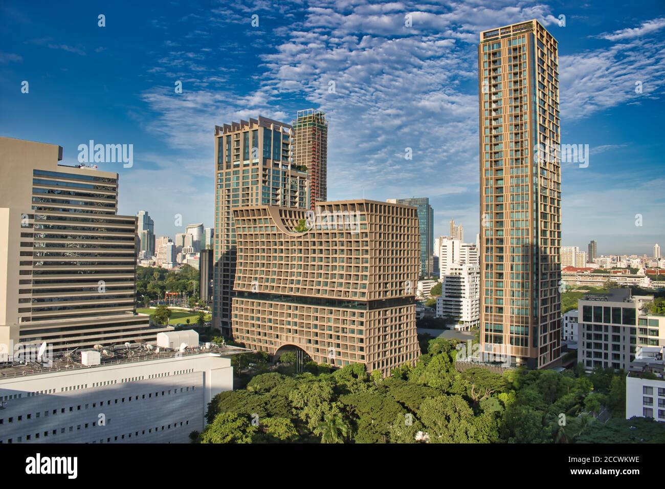 Lo splendido skyline di Bangkok, la capitale della Thailandia con tutti i suoi grattacieli di giorno! Foto Stock