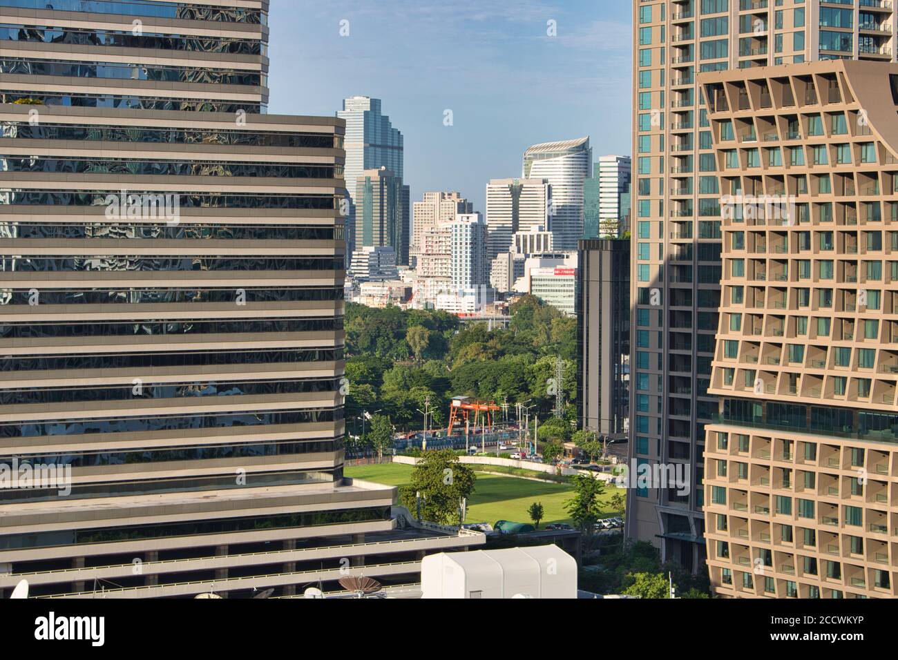 Lo splendido skyline di Bangkok, la capitale della Thailandia con tutti i suoi grattacieli di giorno! Foto Stock