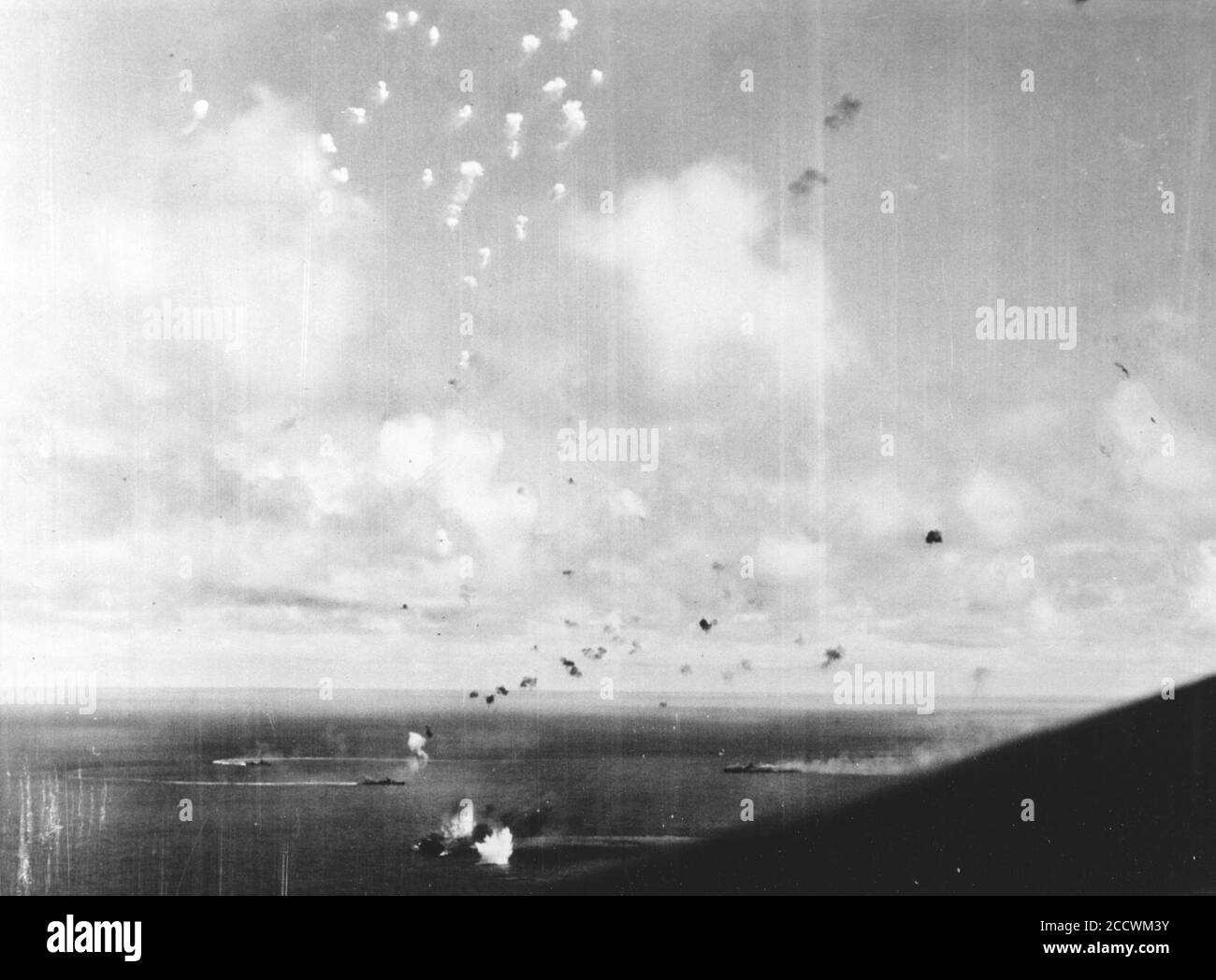 Navi da guerra giapponesi che manovrano sotto attacco da parte di aerei portaerei statunitensi durante la Battaglia al largo di Capo Engaño 1944. Foto Stock