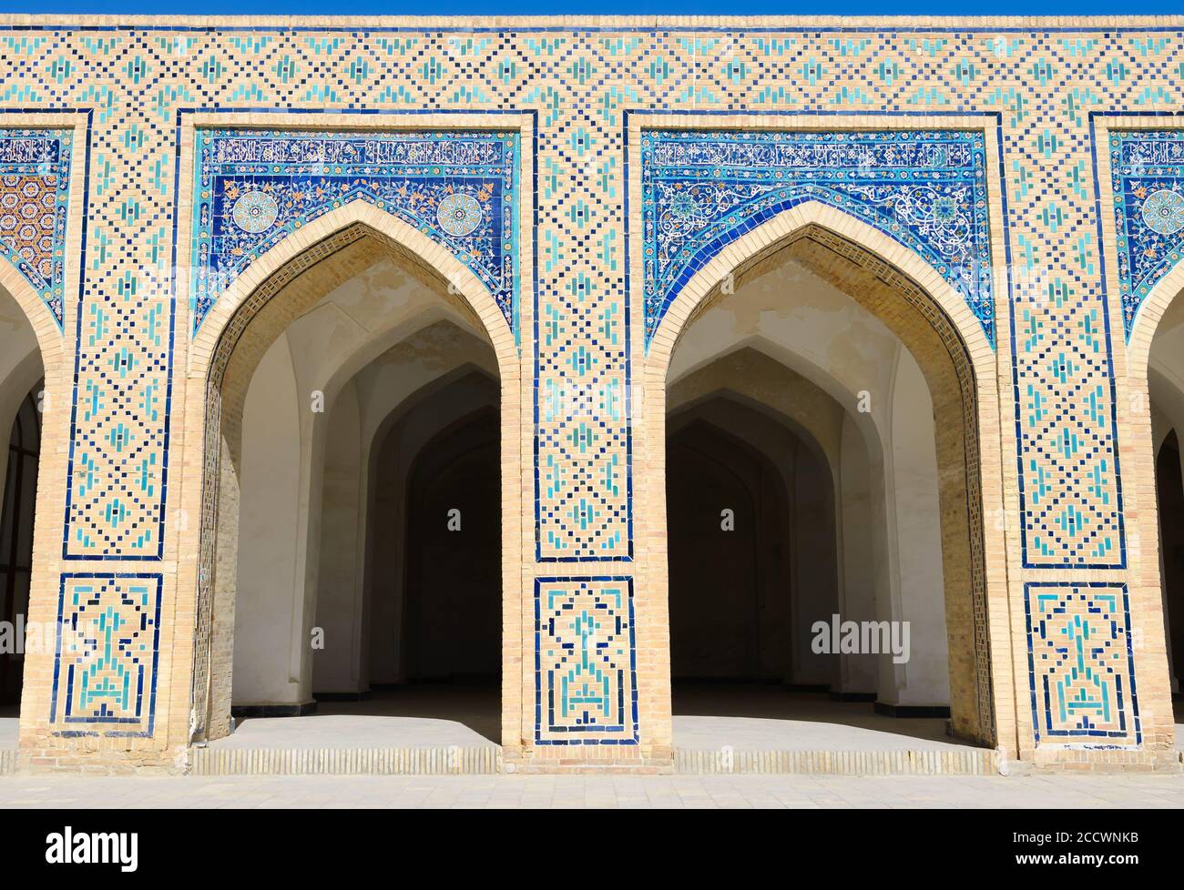 Coppia di iwan decorati con piastrelle in ceramica e maiolica nella Moschea Kalyan di Bukhara, Uzbekistan. Due archi nella moschea di Kalan Kalon. Foto Stock