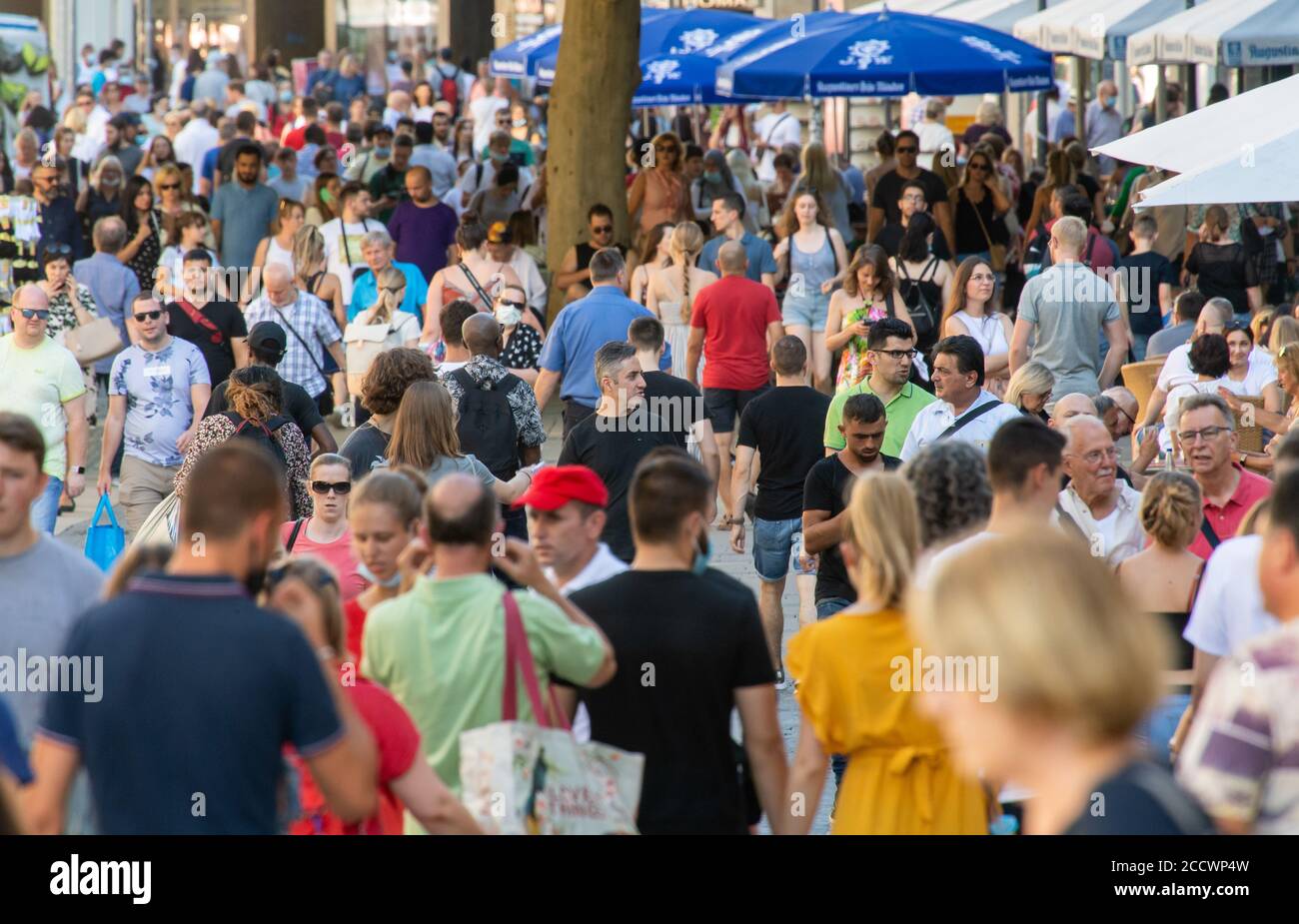 Monaco, Germania. 20 Agosto 2020. Passers-by a piedi attraverso Kaufinger Straße nel centro della città. In data 25.08.2020 sarà pubblicato il prodotto interno lordo per il secondo trimestre 2020. Il prodotto interno lordo (PIL) è calcolato dall'Ufficio federale di statistica. Si tratta di una misura per le prestazioni economiche di un'economia. Credit: Peter Kneffel/dpa/Alamy Live News Foto Stock