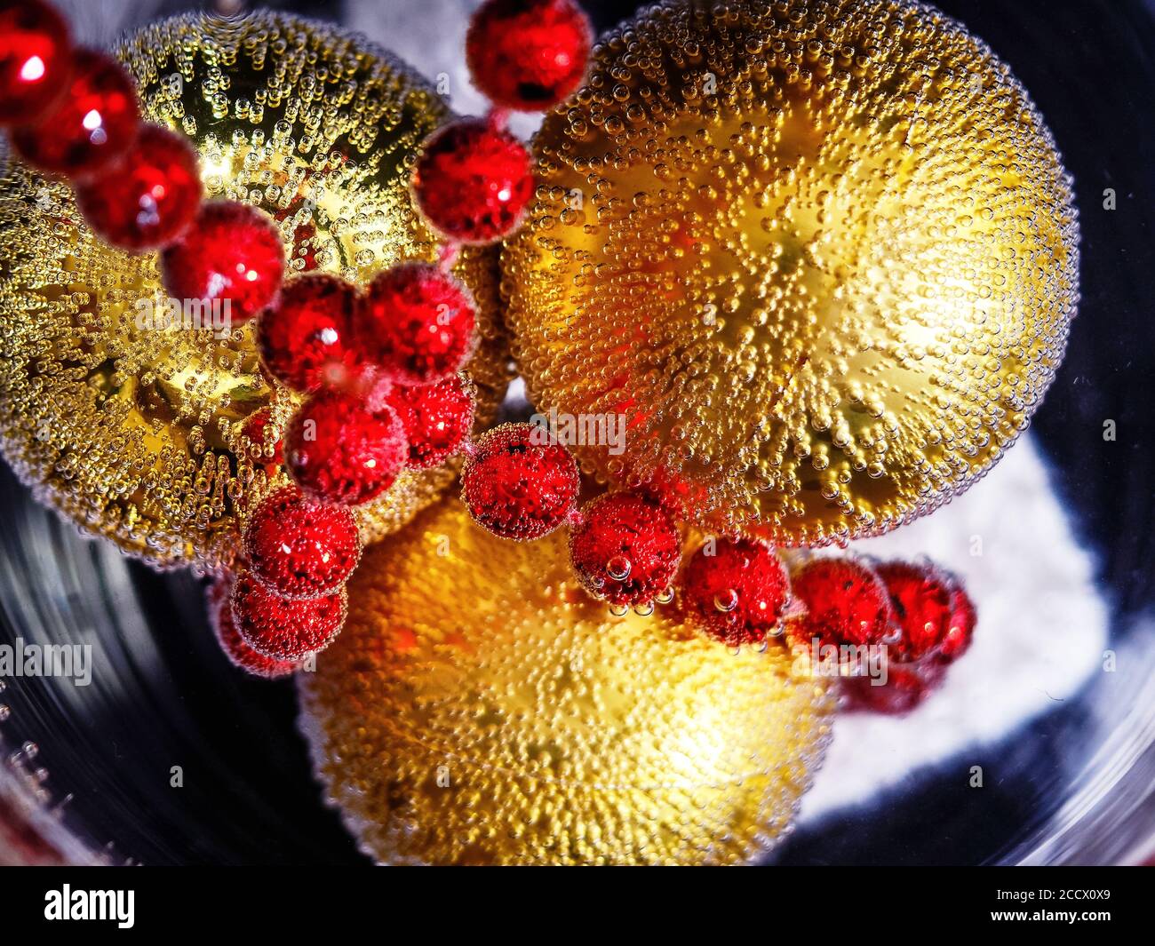 Palla di Natale in acqua con bolle, concetto di carta di Natale Foto Stock