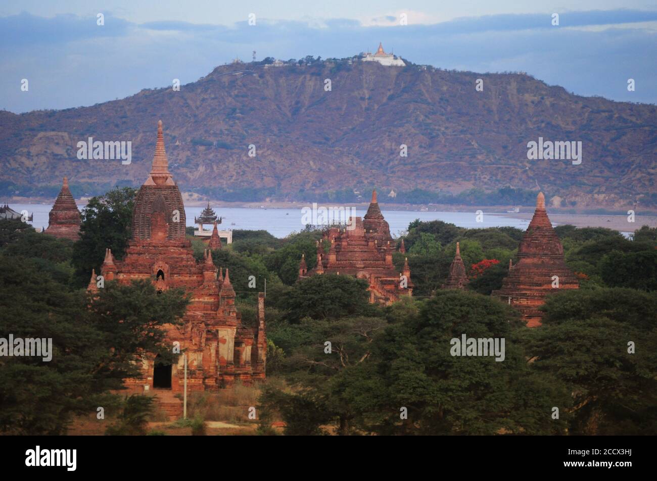 Vecchie pagode di Bagan antico in Myanmar con sfondo di montagna e il fiume in primo piano Foto Stock