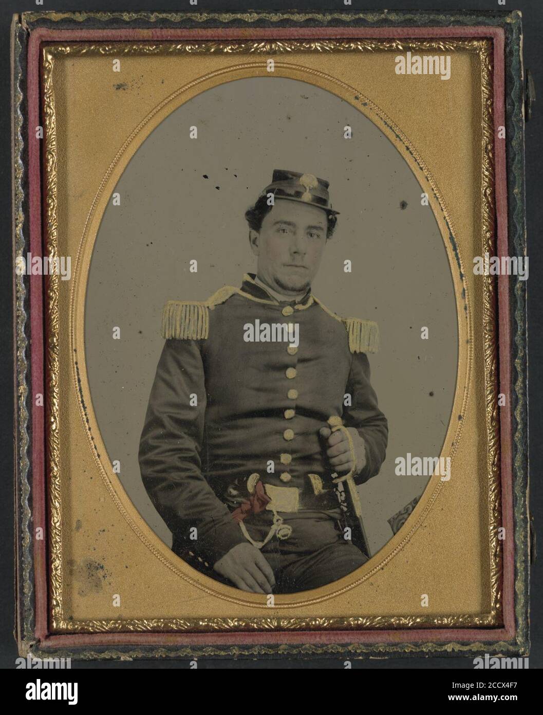 Jesse Sharpe Barnes, più tardi capitano di Co. F, 4a North Carolina fanteria, in Carolina del Sud milizia uniforme con spada e pistole Foto Stock