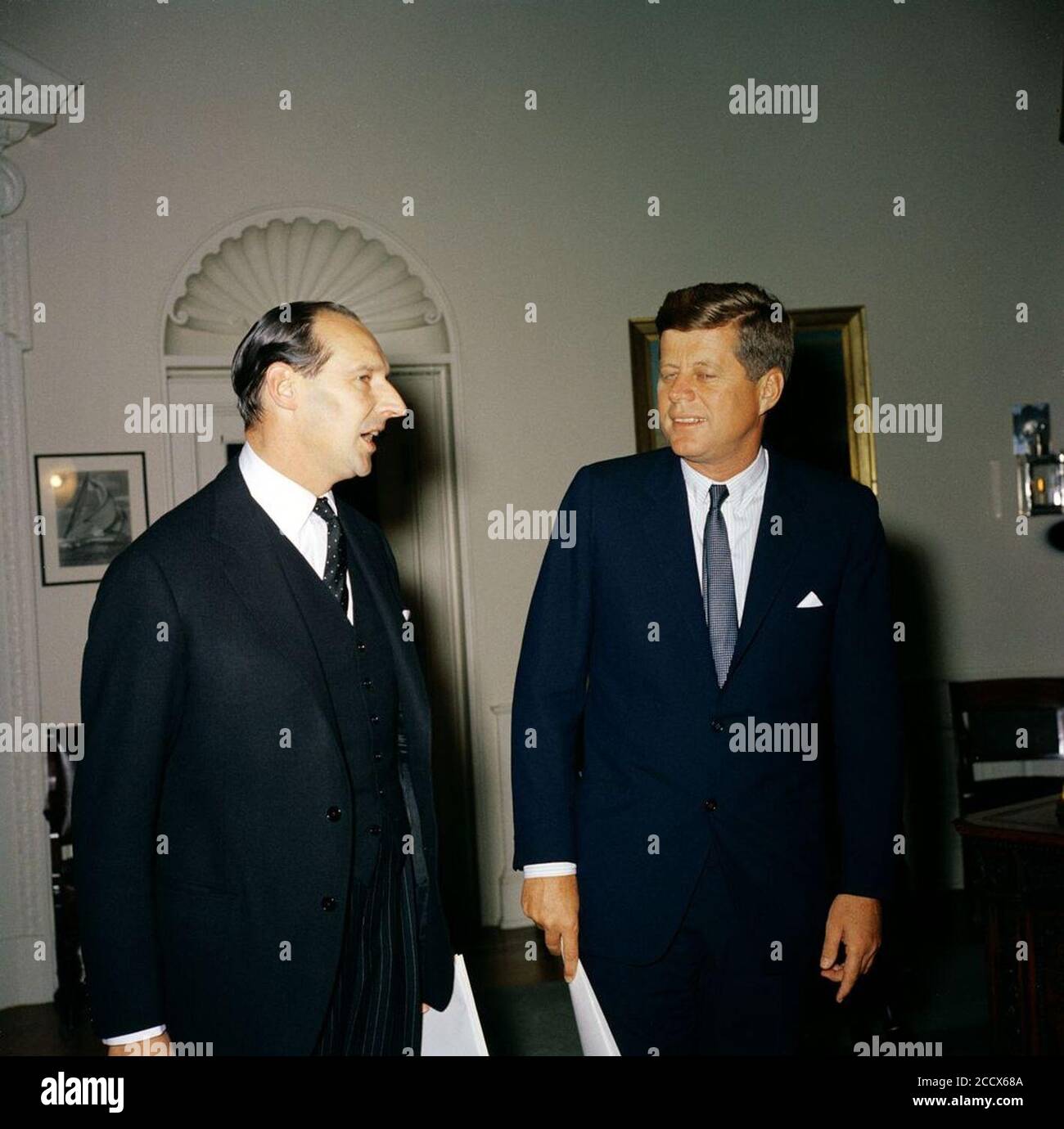 JFKWHP-KN-C19267 KN-C19267. Il presidente John F. Kennedy incontra l'ambasciatore della Gran Bretagna, Sir David Ormsby-Gore. Foto Stock