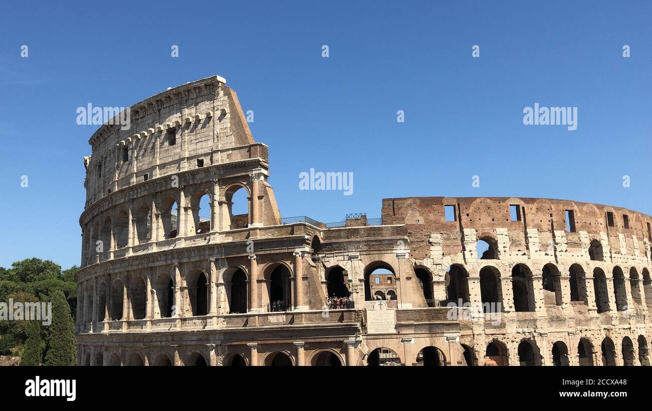 Colosseo storico, Anfiteatro, Colle Palatino e Foro Romano con cielo blu Roma, Italia. Foto Stock