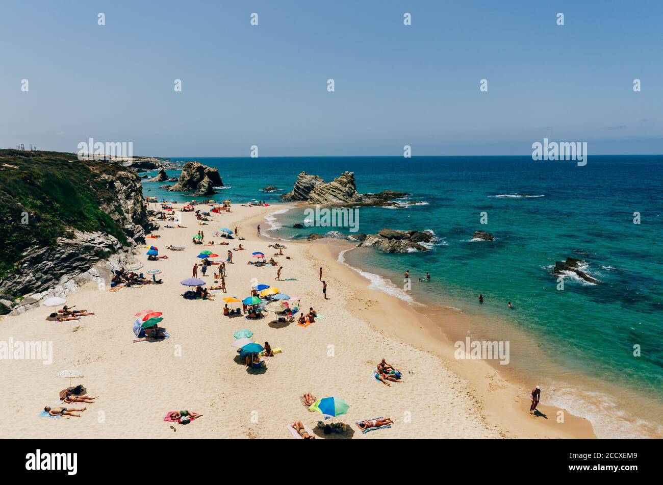 I beachgoers a Praia Samoqueira, Porto Covo - Portogallo Foto Stock