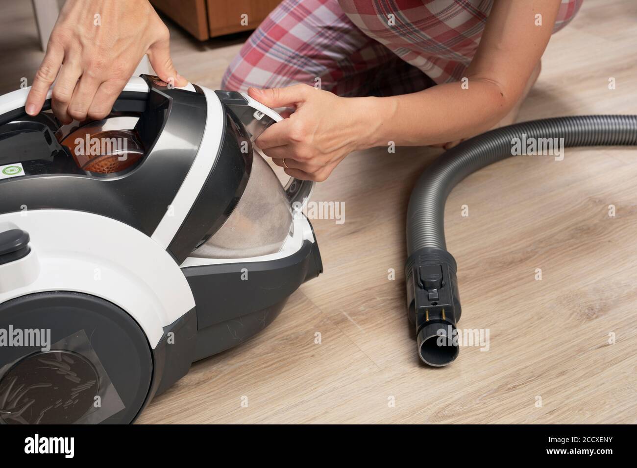 donna donna sprende il moderno aspirapolvere senza sacco ciclone. pulizia,  pulizia Foto stock - Alamy