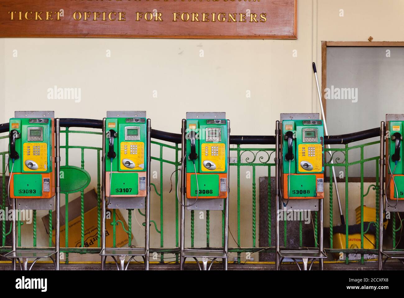 Telefoni pubblici sul binario della stazione ferroviaria di Hua Lamphong Foto Stock