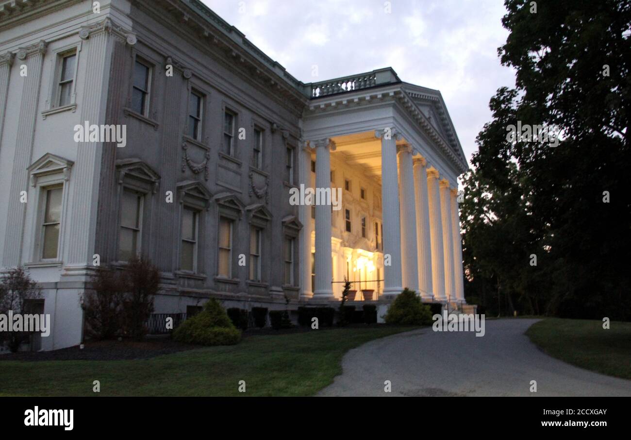 Mills–Livingston Mansion sul fiume Hudson, facciata principale con portico ionico, vista al tramonto, Staatsburg, NY, USA Foto Stock
