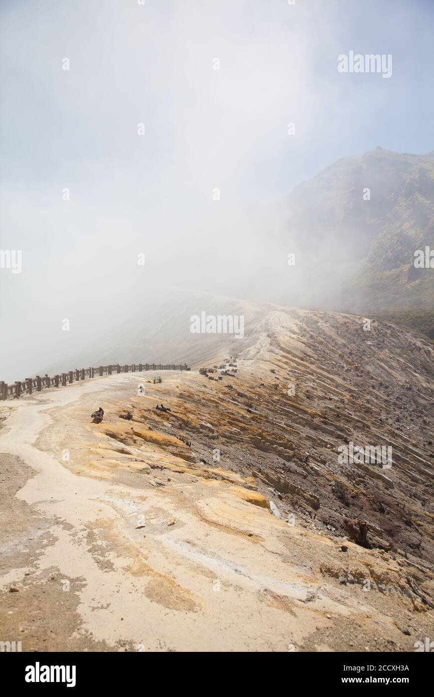 Vulcano Ijen, Indonesia. I lavoratori estrattano lo zolfo dal cratere del vulcano. Estrazione dello zolfo. Foto Stock