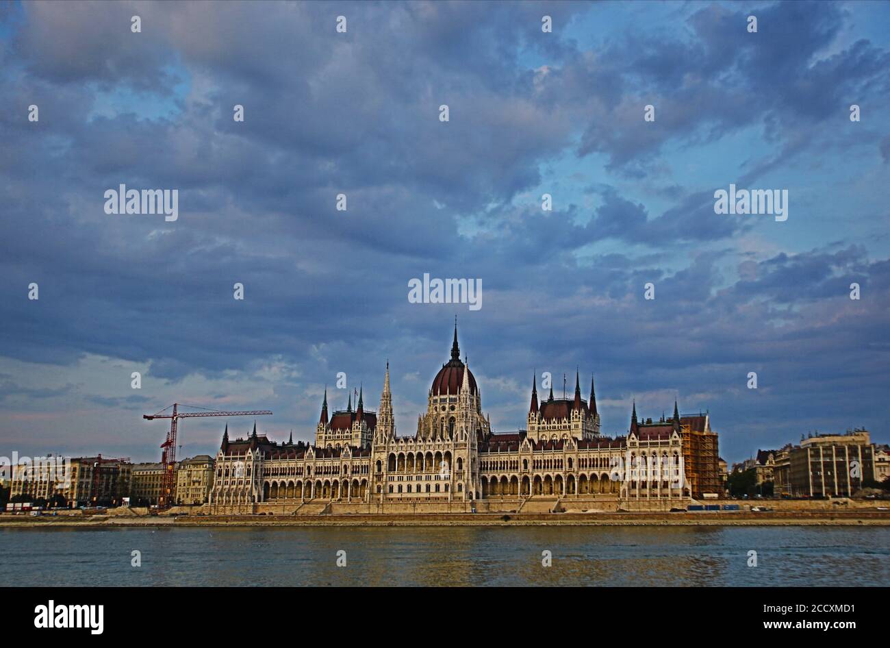 Europa orientale, Ungheria, Budapest, Edificio del Parlamento come si vede dal fiume del Danubio Foto Stock