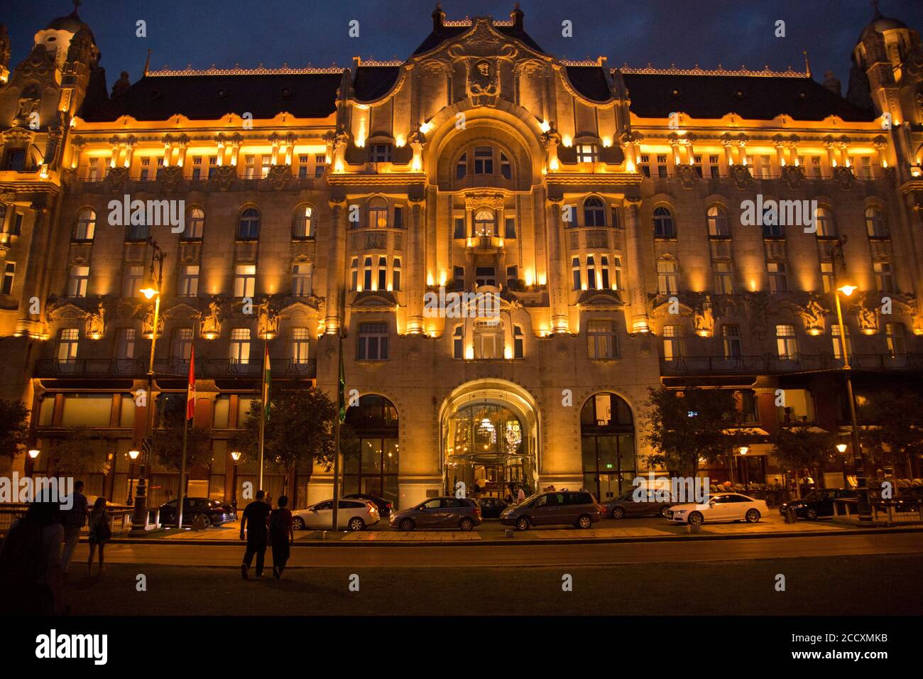 Parlamento ungherese di notte. Budapest, Ungheria, il Danubio in primo piano Foto Stock