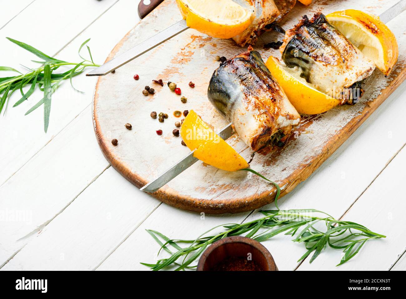 Spiedini grigliati di sgombro con spiedino al barbecue Lemon.Fish Foto Stock