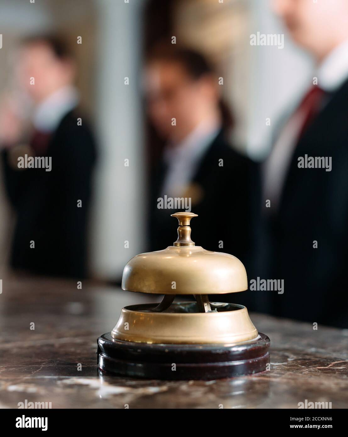 Servizio hotel, hotel di concetto campana, viaggi, camere, moderno banco ricevimento di lusso hotel sullo sfondo. Foto Stock