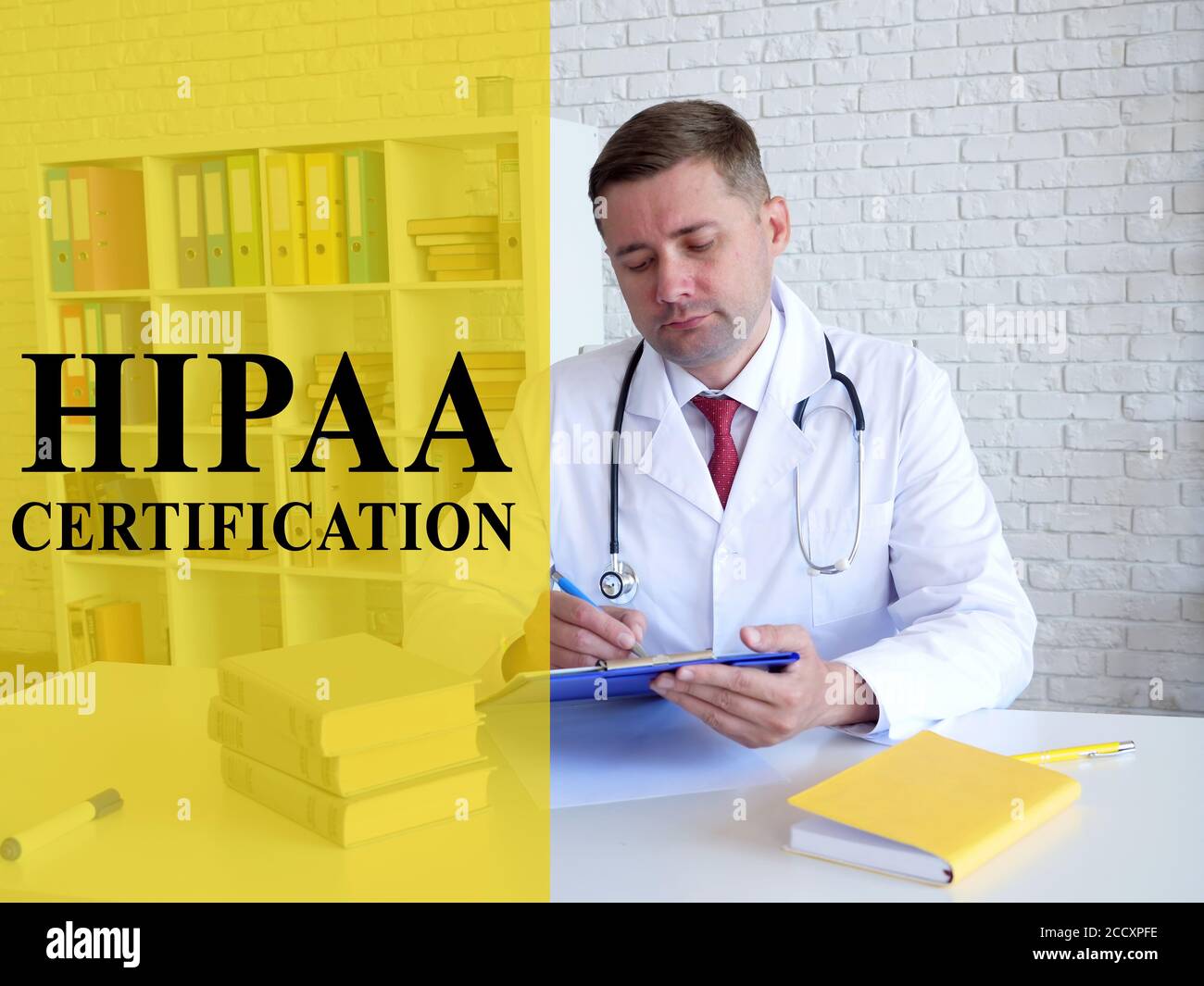 Concetto di certificazione HIPAA. Il medico compila i documenti. Foto Stock