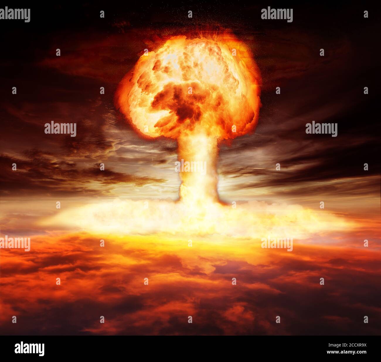 Bomba atomica fungo esplosione al di sopra del cielo Foto Stock