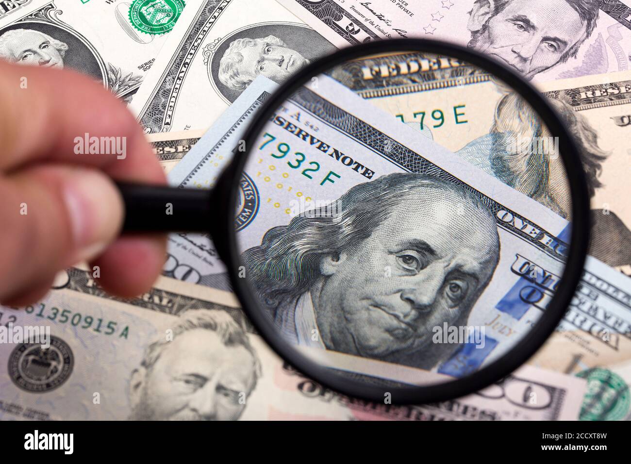 Dollari americani in una lente d'ingrandimento uno sfondo di affari Foto Stock