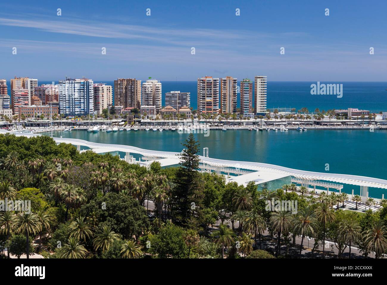 Vista sulla città con porto e parchi, Malaga, Spagna Foto Stock