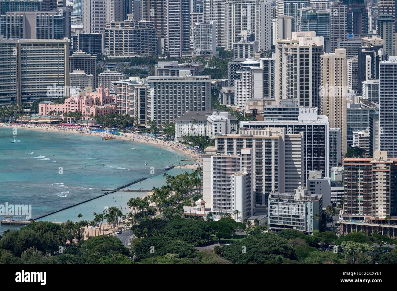 Waikiki Beach con grattacieli, vista dal Cratere Diamond Head, Honolulu, Oahu, Hawaii, USA Foto Stock