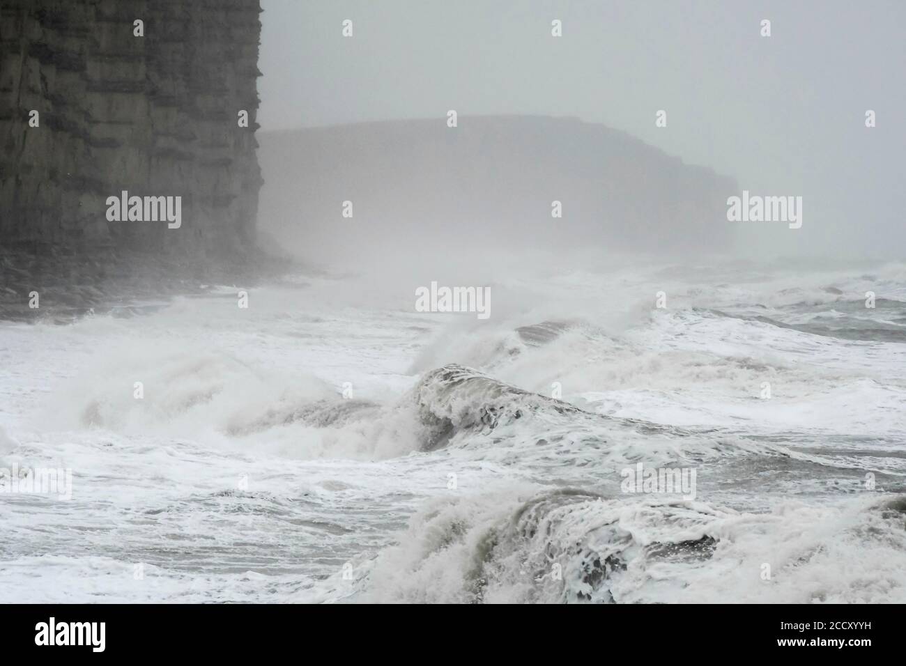 West Bay, Dorset, Regno Unito. 25 agosto 2020. Regno Unito Meteo. I mari tempestosi frustati da Storm Francis si schiantano a riva sulla spiaggia presso la località balneare di West Bay a Dorset in una mattinata bagnata. Picture Credit: Graham Hunt/Alamy Live News Foto Stock