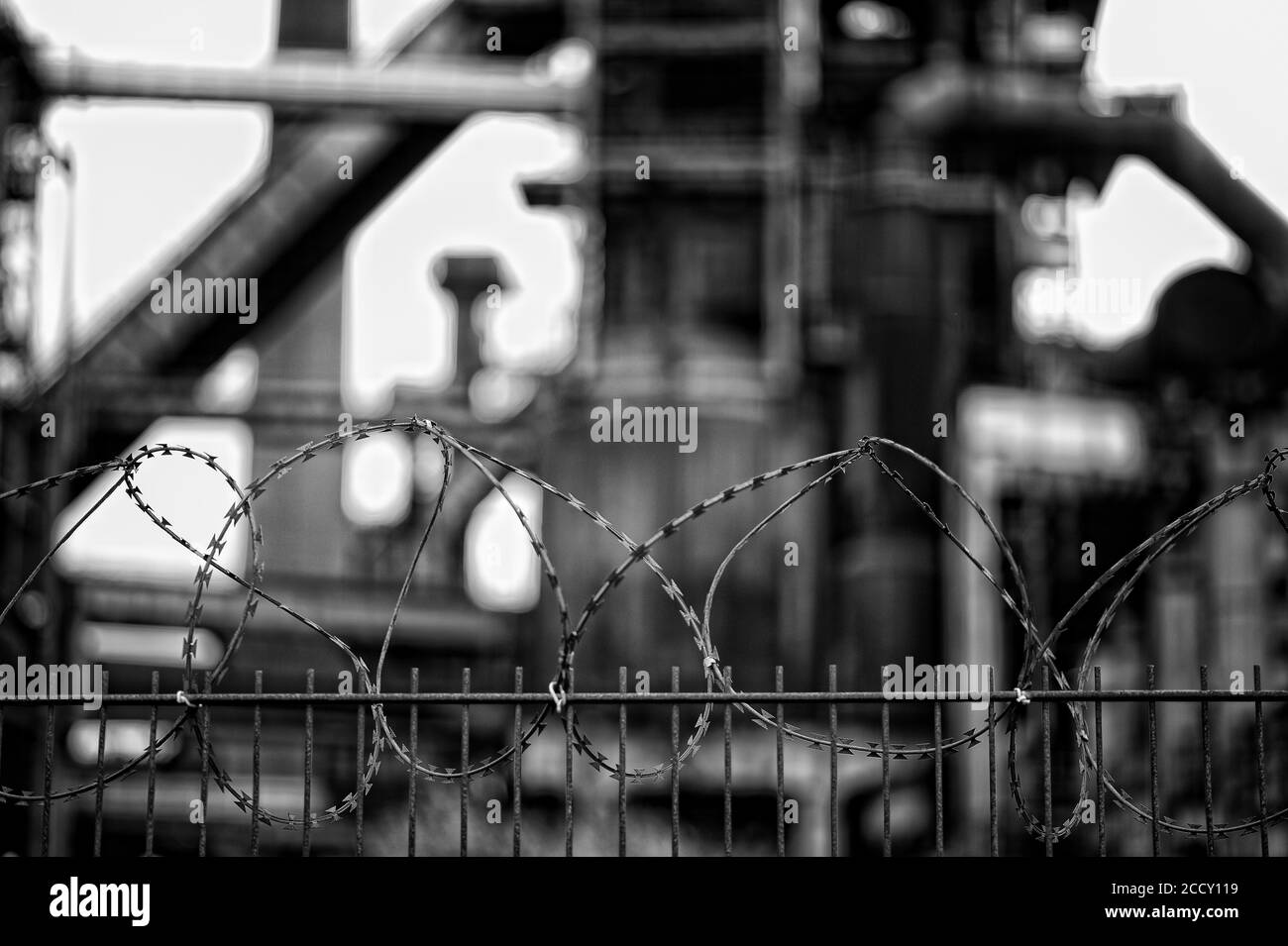 Recinzione a filo spinato, ex fabbrica di acciaio Phoenix West, Hoerde, Dortmund, zona Ruhr, Nord Reno-Westfalia, Germania Foto Stock