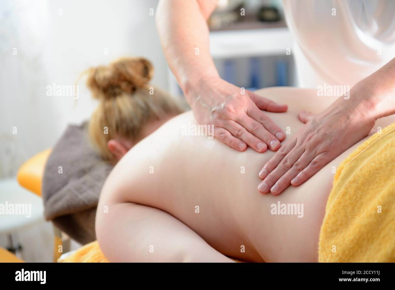 La donna si rimette in massaggio, Germania Foto Stock