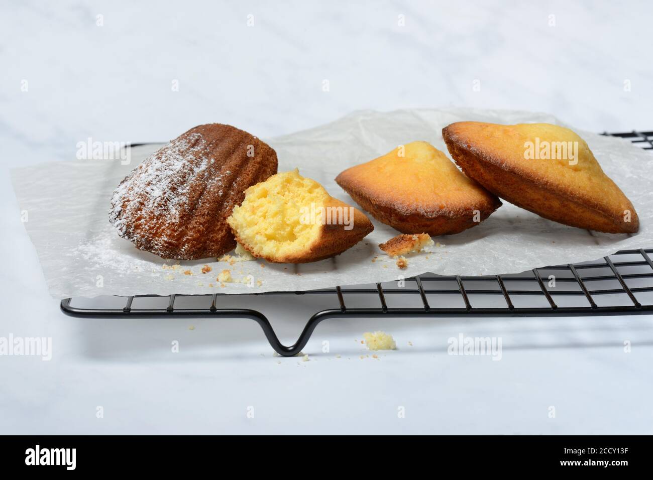 Pasticceria, Madeleine su griglia di torte, Germania Foto Stock