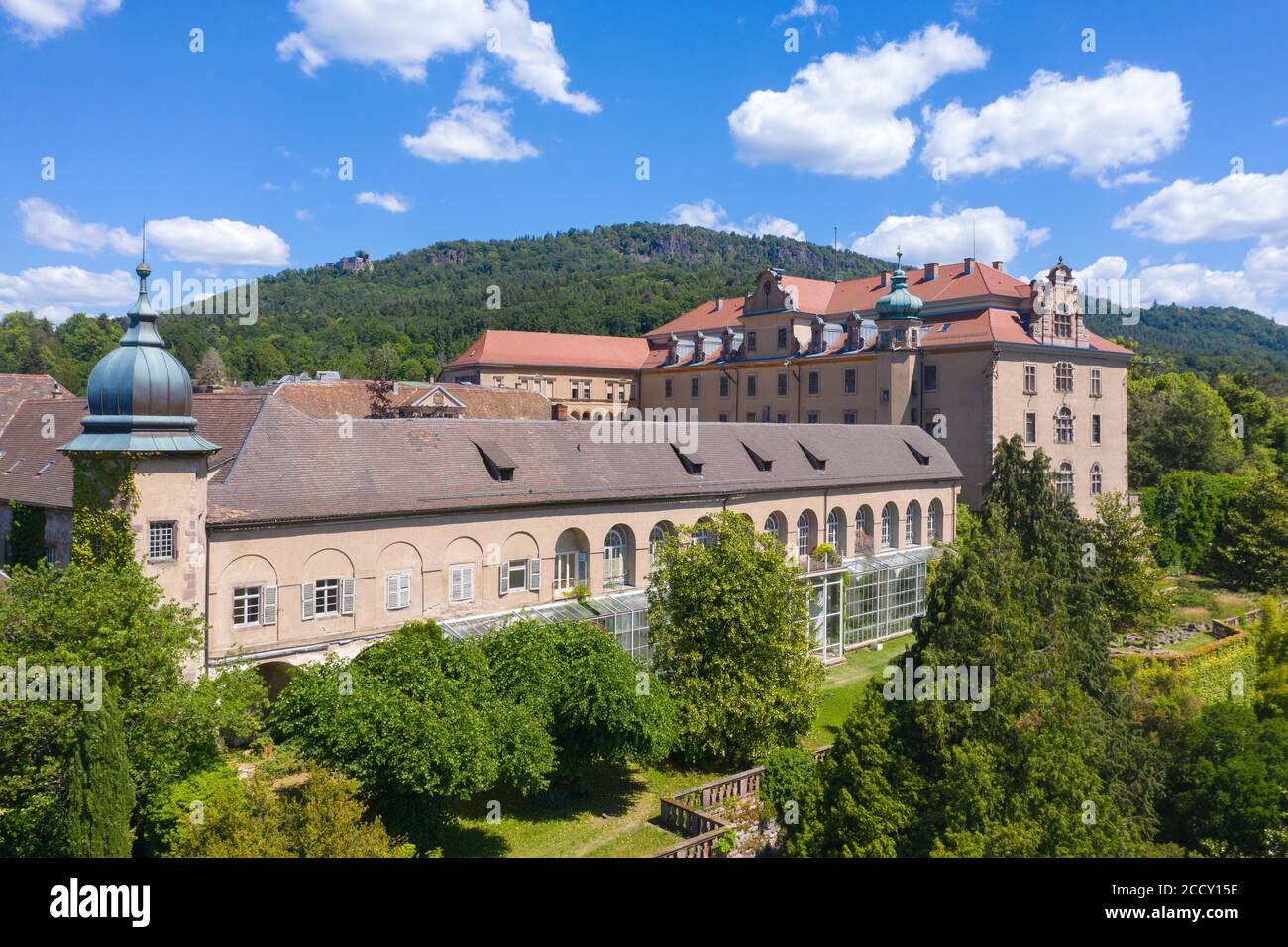 Vista aerea del drone con il nuovo castello e le rocce batteria sullo sfondo, Baden-Baden, Baden-Wuerttemberg, Germania Foto Stock