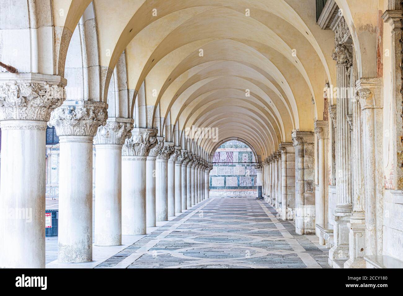 Portici nel Palazzo Ducale vuoti di persone a causa della pandemia di Corona, Venezia, Veneto, Italia Foto Stock