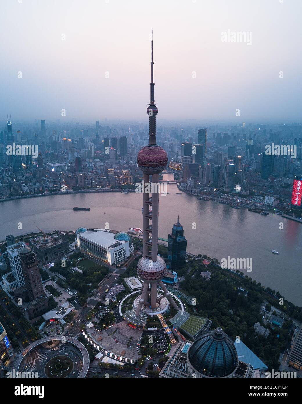 Business District al tramonto, il Bund Shanghai, Cina Foto Stock