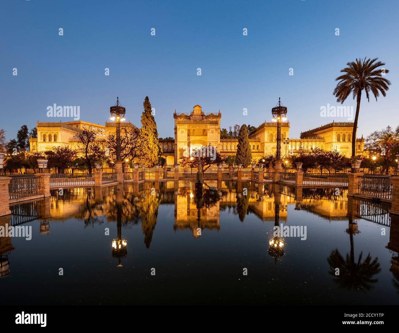 Museo archeologico di Siviglia si riflette in una fontana, crepuscolo, Plaza de America, Siviglia, Andalusia, Spagna Foto Stock