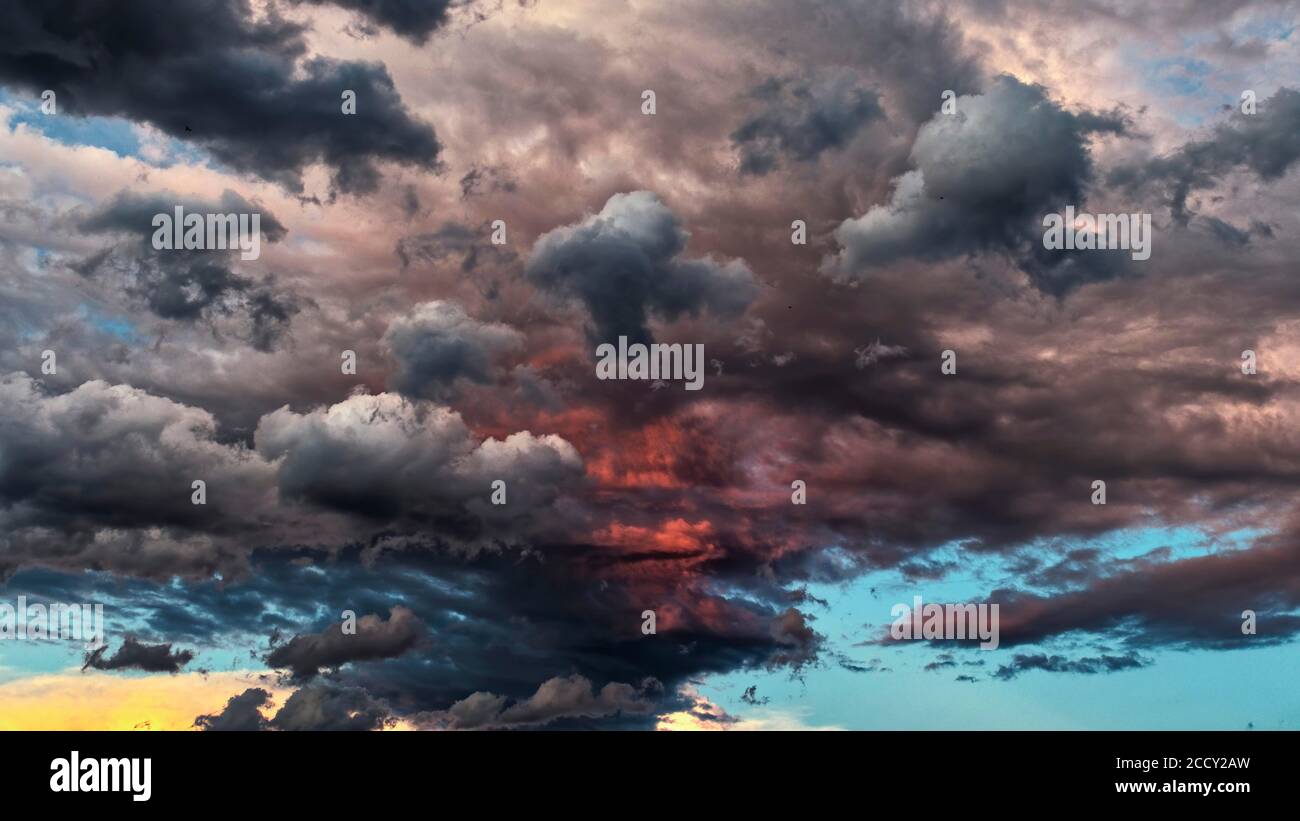 Cielo serale drammatico con nuvole di tuoni, Stoccarda, Baden-Wuerttemberg, Germania Foto Stock