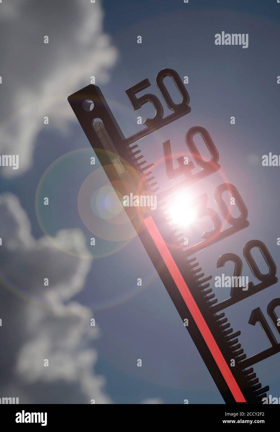 Immagine simbolo onda di calore, termometro al sole, 38 gradi Celsius, Baden-Wuerttemberg, Germania Foto Stock