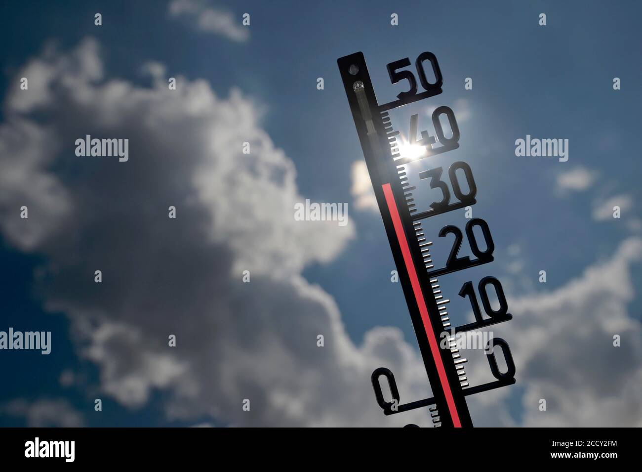 Immagine simbolo onda di calore, termometro al sole, 37 gradi Celsius, Baden-Wuerttemberg, Germania Foto Stock
