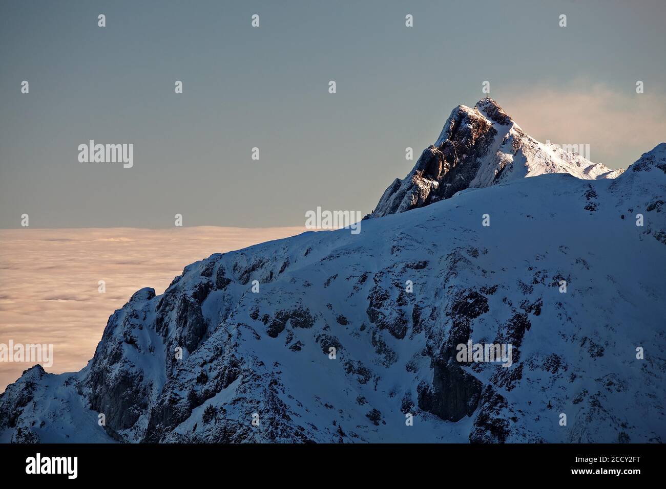 Giewont, la vetta più riconoscibile dei Tatra in inverno, Parco Nazionale Tata, Polonia Foto Stock