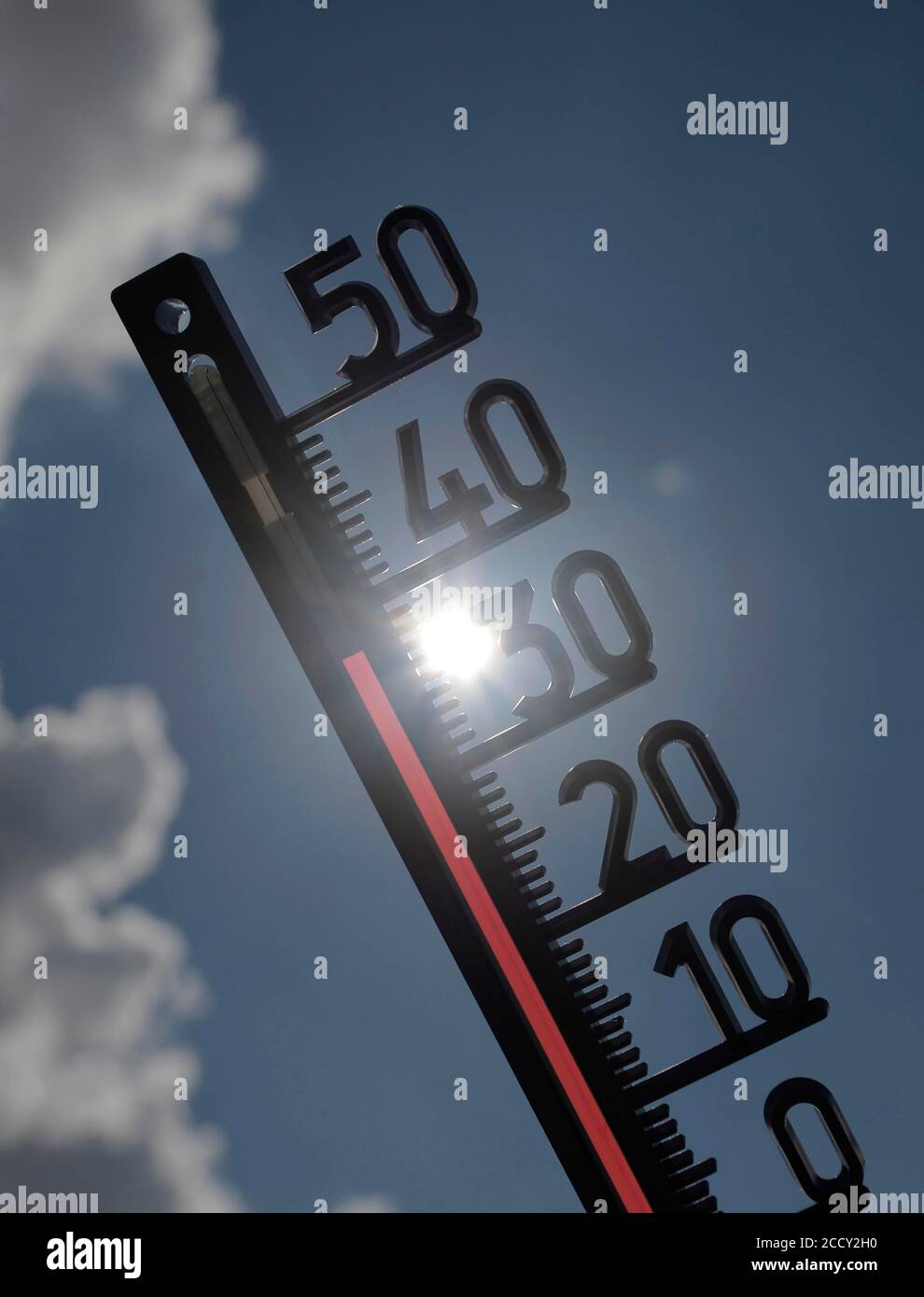 Immagine simbolo onda di calore, termometro al sole, 38 gradi Celsius, Baden-Wuerttemberg, Germania Foto Stock