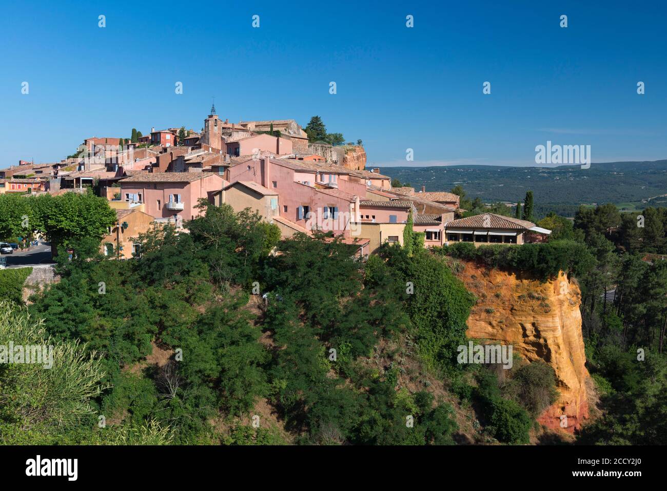 Roussillon villaggio di montagna sulla roccia ocra, Provenza, dipartimento Vaucluse, Provenza-Alpi-Costa Azzurra, Francia Foto Stock