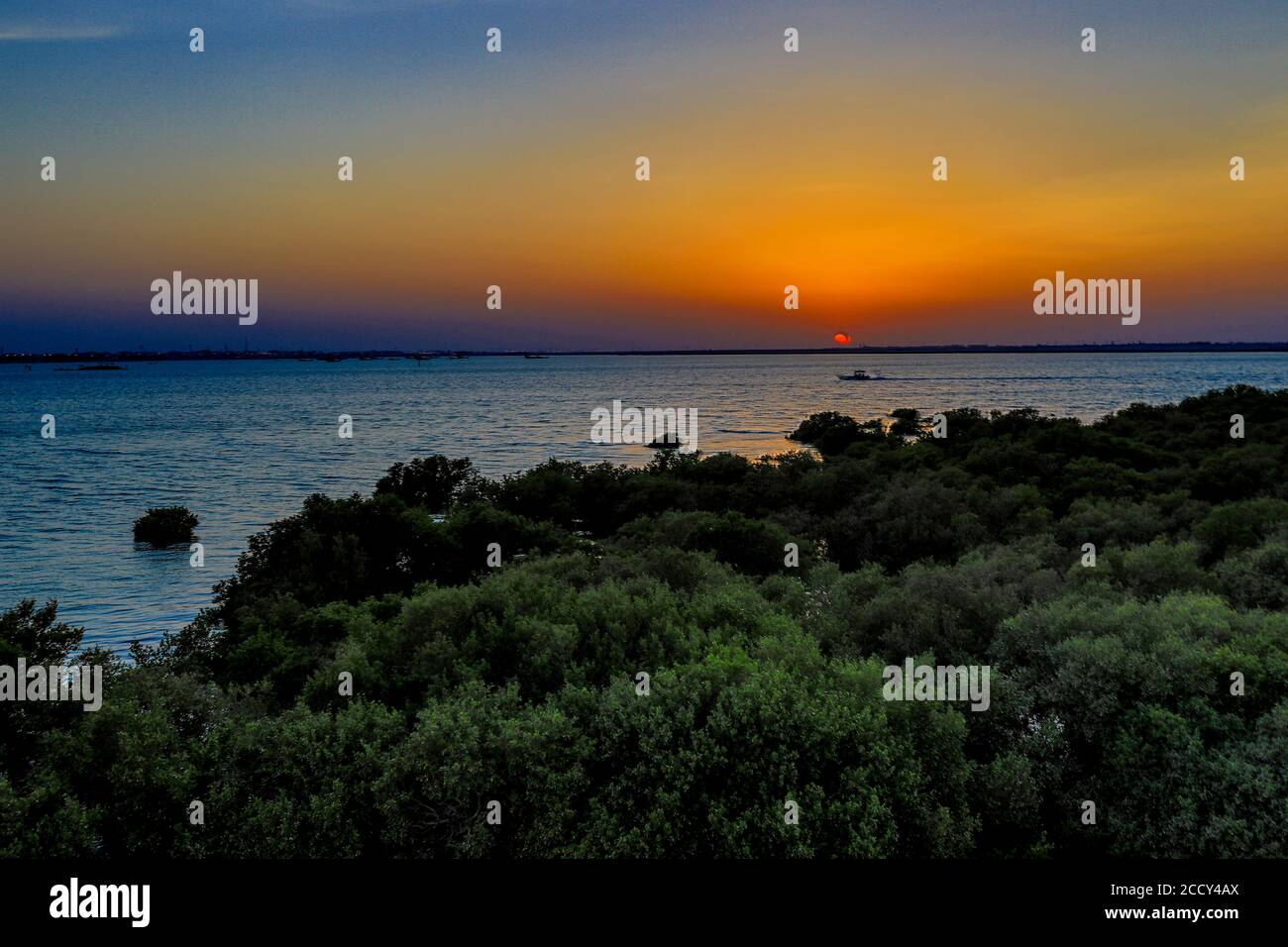 L'isola di al Khor, conosciuta anche come Jazirat bin Ghanim e Isola Purple, è un'isola situata nel comune di al Khor Foto Stock