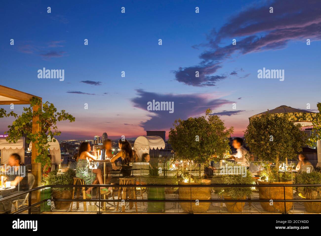 Bere e cenare allo Sky lounge Picos Pardos in un colorato tardo pomeriggio, Madrid Foto Stock