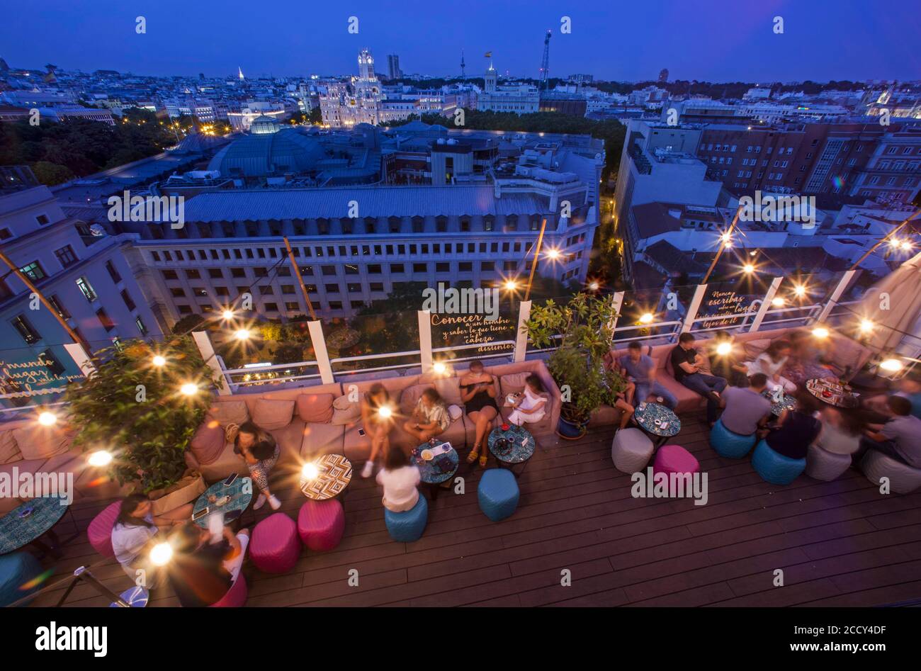 Gruppi e coppie godono di una notte estiva sulla terrazza Bar dell'Hotel Casa Suecia a Madrid Foto Stock